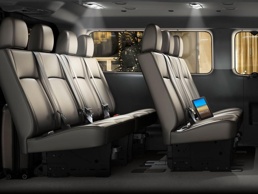  Nissan NV3500 HD Passenger Van 2011 года  (фото 2 из 8)